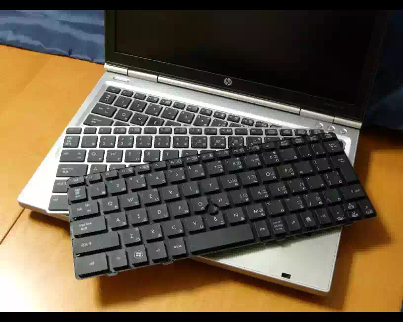ノートPCとキーボードの補修パーツの画像